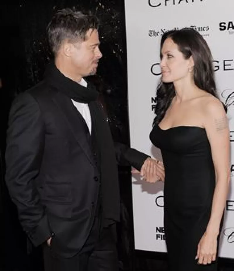 La actriz comentó que no importa cuántos hijos tengan, su estilo de vida no cambiará, además dijo que desean volver a adoptar pronto.