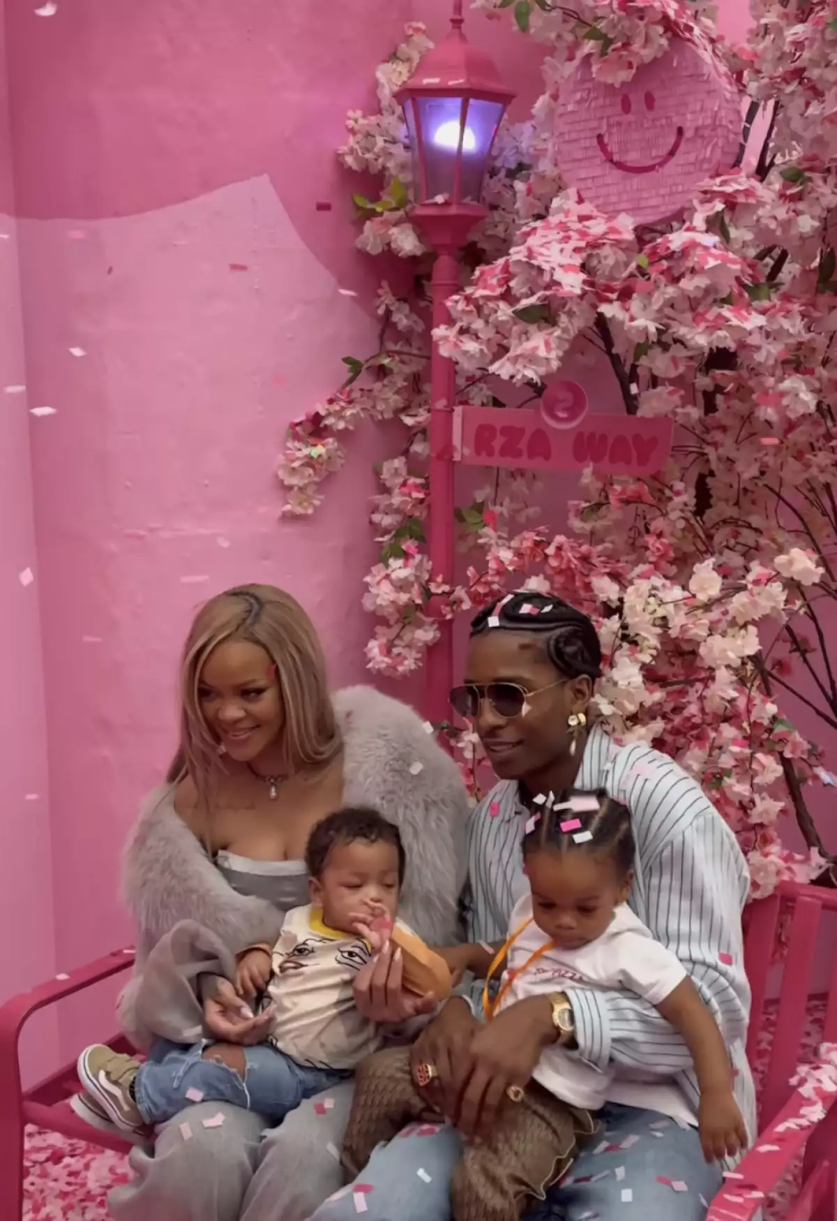 rihanna-se-hace-viral-por-cargar-a-su-hijo-de-cabeza..png