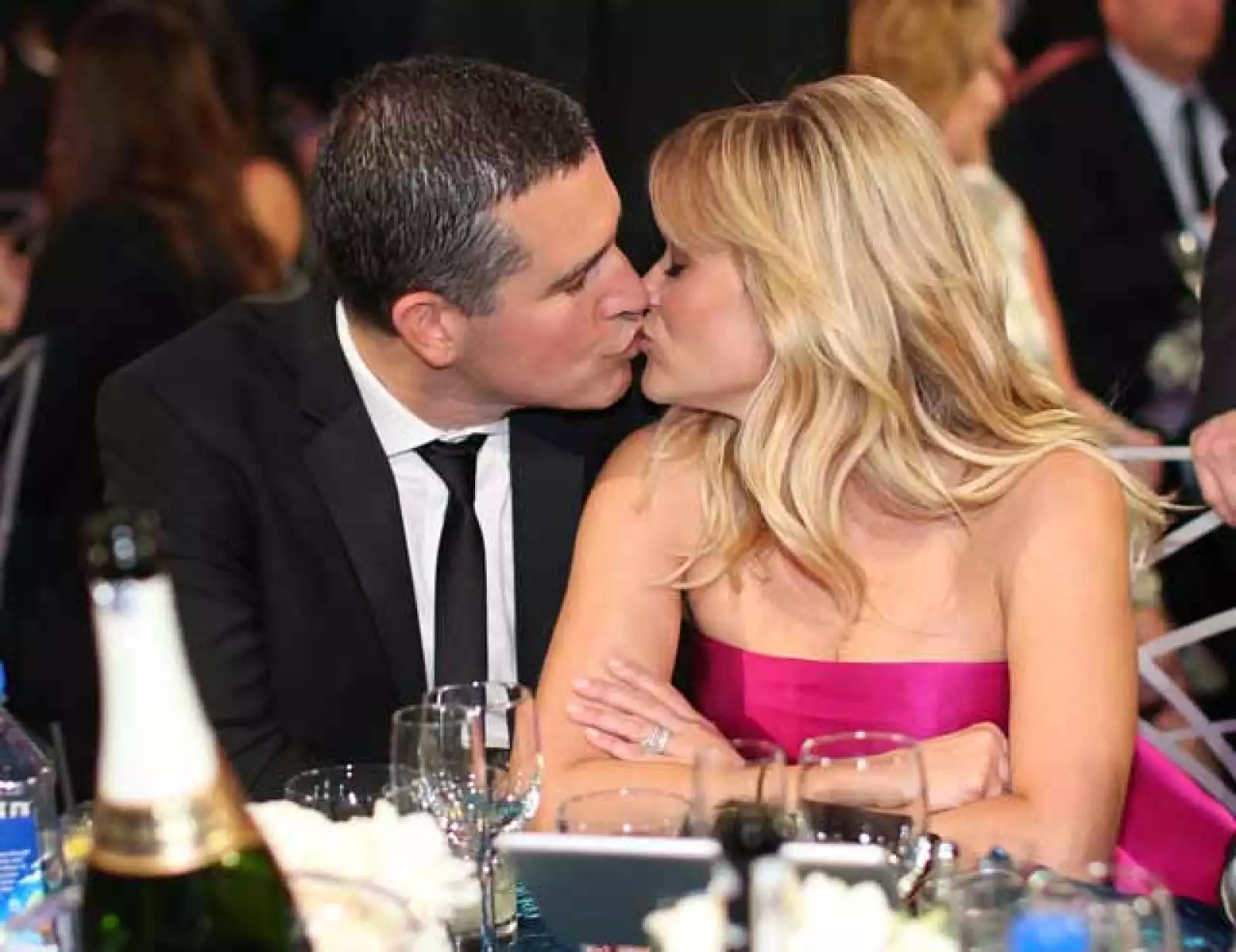 Reese Witherspoon también se sumó al apartado de los enamorados, con un tierno beso a su esposo.