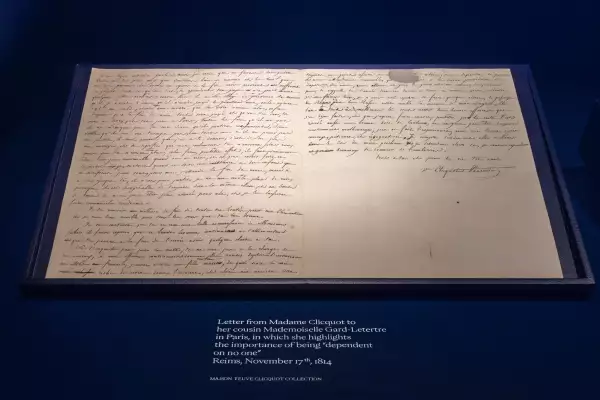 La exhibición itinerante que celebra 250 años de la champaña Veuve Clicquot y a la mujer detrás que creó esta fascinante marca.