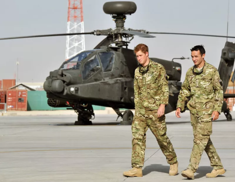 El hijo menor del príncipe Carlos seguirá en dicho país trabajando como piloto de helicóptero Apache. En 2007 tampoco pudo disfrutar estas celebridades por la misma razón.