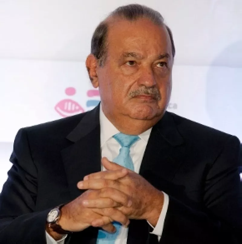 Una caída en las acciones de América Móvil desplazaron al empresario mexicano en la lista de la revista Forbes, pese a que lo habían colocado como el número uno en su ranking de este año.