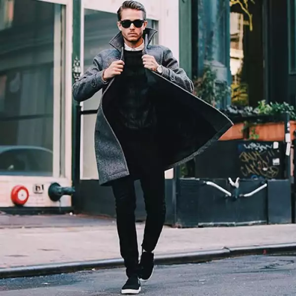 Adam Gallagher empezó tomando fotos de su estilo en Nueva York, y se ha convertido en una de la voces más importantes en la moda para hombres. Atrevido, joven y entusiasta, Gallagher presume a trav...