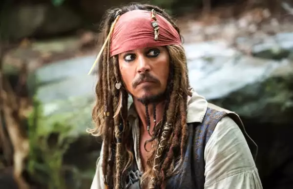 Aquí como Jack Sparrow, su personaje en Piratas del Caribe.