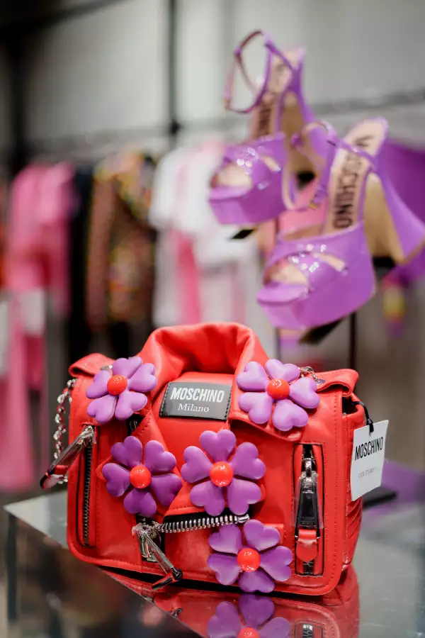 Bolsa con flores de Moschino colección ss23.