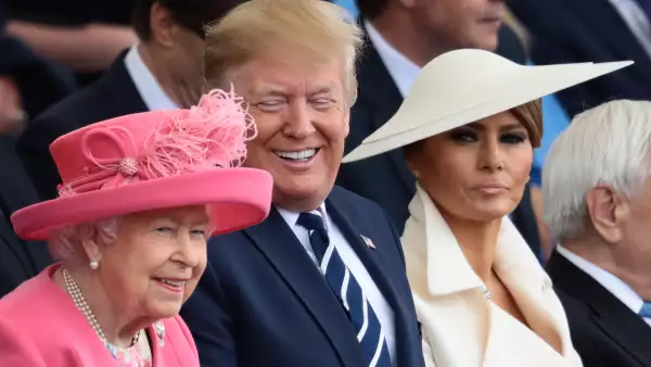 El presidente también llevó regalos para la reina y su esposo.