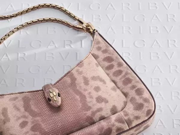 Bulgari presenta su colección Serpenti en bolsas doradas para este verano