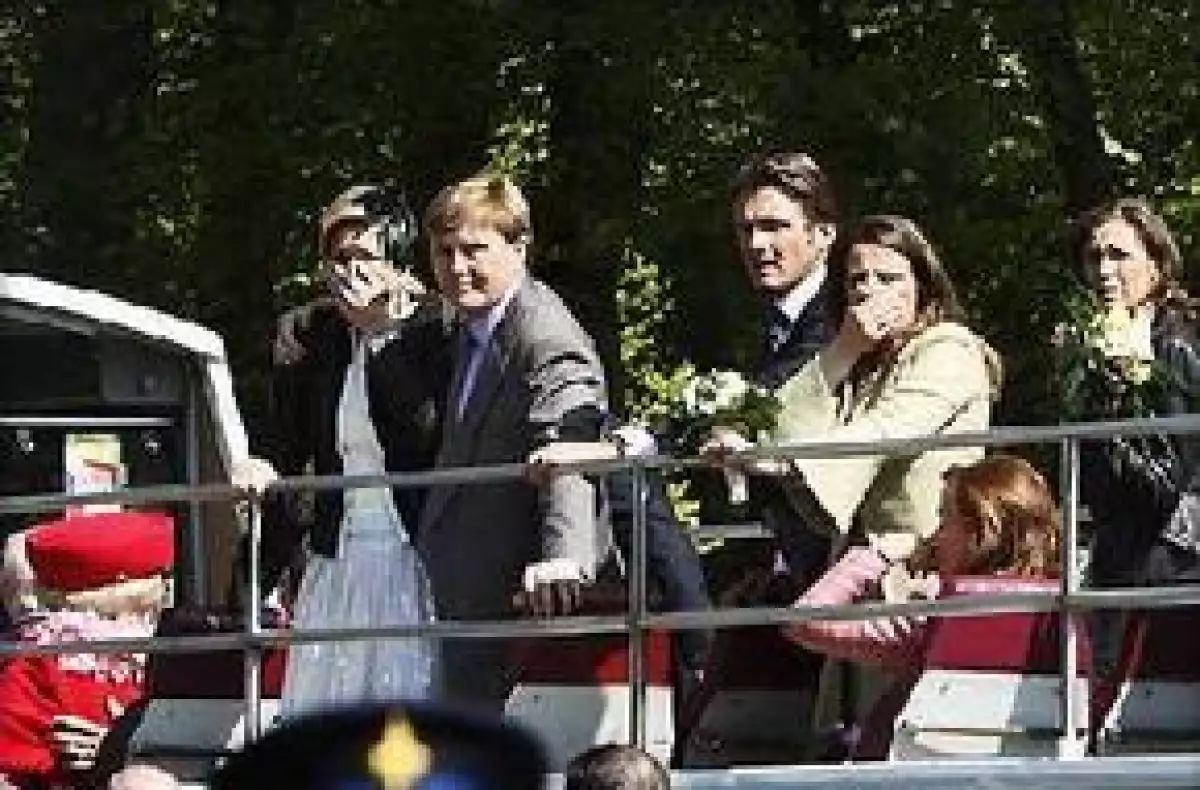 La princesa Máxima y el príncipe Guillermo observan impresionados el suceso.