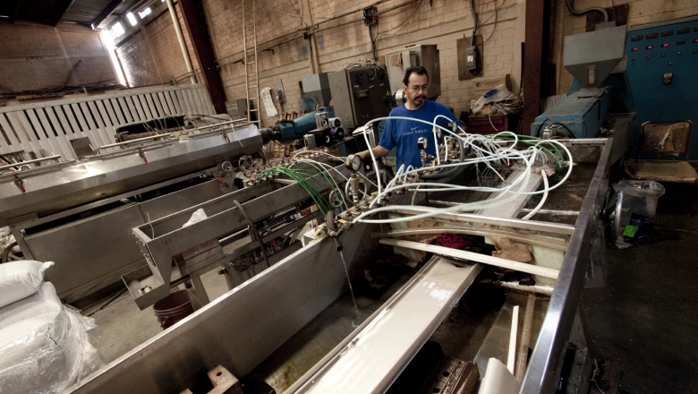 En casi cuatro d�cadas, esta empresa ha fabricado 1,200 m�quinas para el sector pl�stico.