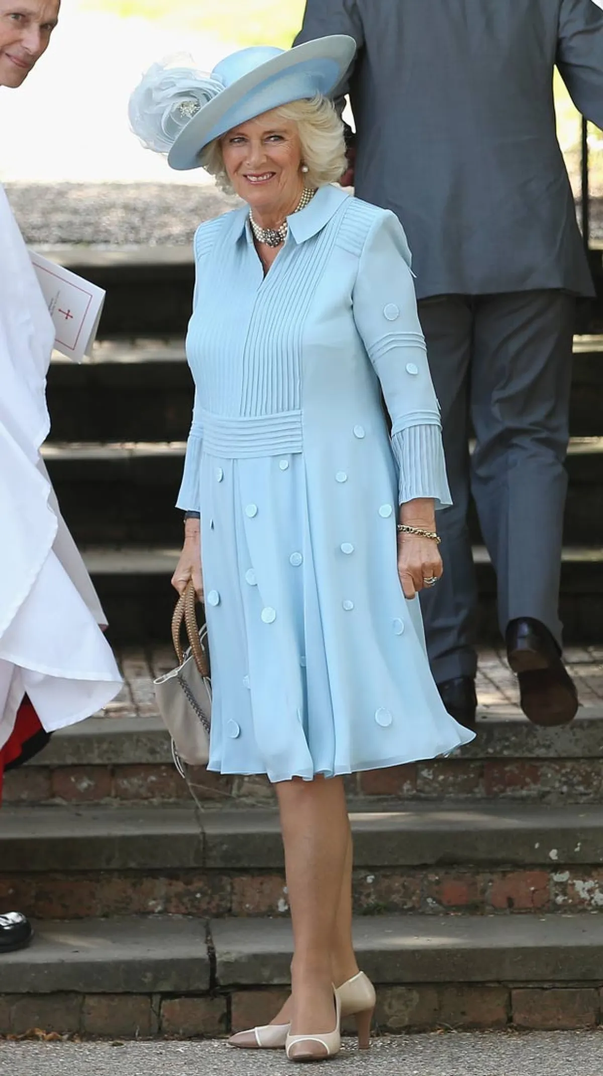 Definitivamente, el viento no fue el mejor amigo de la esposa del príncipe Carlos, pues durante el bautizo de la princesa Charlotte sufrió un momento vergonzoso.