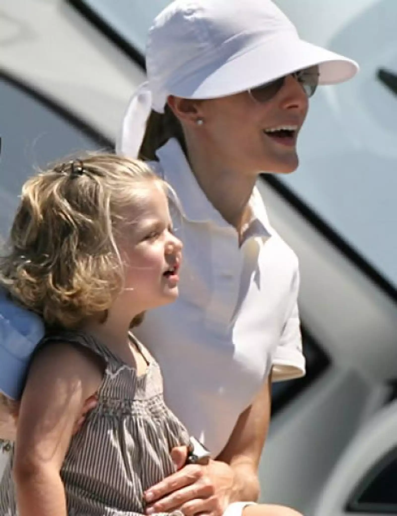 Al salir a pasear en el yate Somni por Mallorca, viste de blanco como se acostumbra y usa pocos accesorios. Regularmente, quienes roban cámara en este tipo de eventos son las infantas Leonor y Sofía.