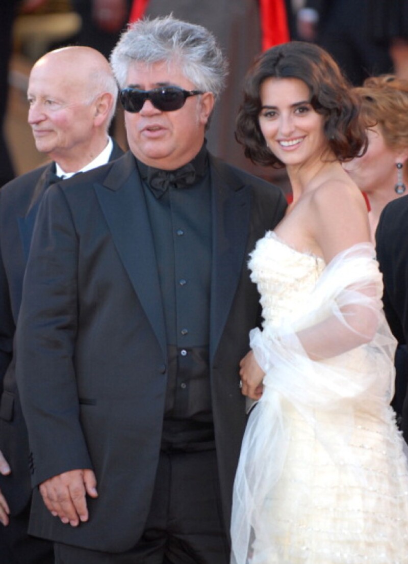 Penélope junto a Pedro Almodóvar en Cannes 2006. Ese año obtuvo su primera nominación al Oscar por su papel en `Volver´del director español.