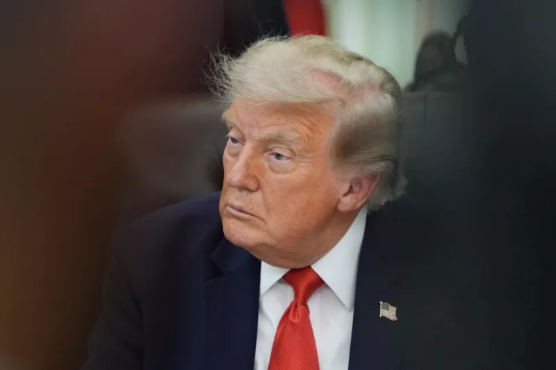 El presidente de los Estados Unidos, Donald Trump, observa durante un anuncio sobre las renovaciones del Aeropuerto Internacional de Dulles en la Oficina Oval de la Casa Blanca en Washington, DC, el 29 de julio de 2026.
