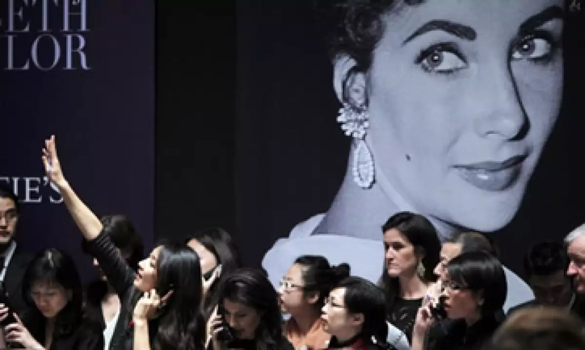 Ya a mitad del maratón de cuatro horas de subasta, la colección de Taylor había batido el récord para una colección de joyas de un solo propietario. (Foto: Reuters)