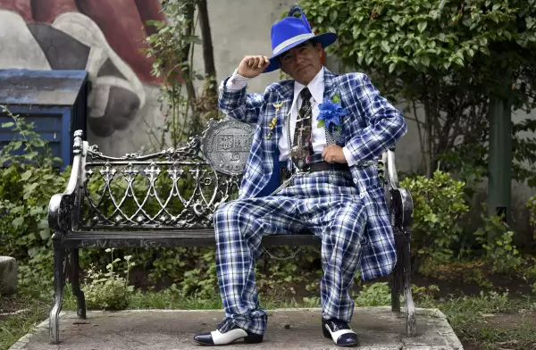 Pachuco moderno con vestimenta típica en la CDMX