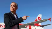 El primer ministro de Canadá, Mark Carney, hace gestos en el Aeropuerto Internacional de Ottawa, durante el día de las elecciones en Ottawa, Ontario, Canadá, el 28 de abril de 2025.
