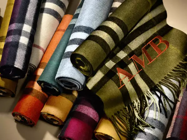 Podrás personalizar tus bufandas Burberry.