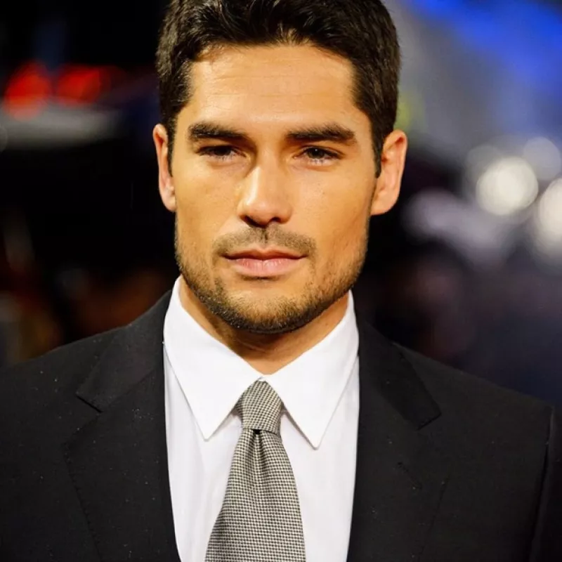 El día de hoy se confirmó que la actriz mantiene un romance con su compañero de la serie "From Dusk Till Down". Aquí te lo presentamos.