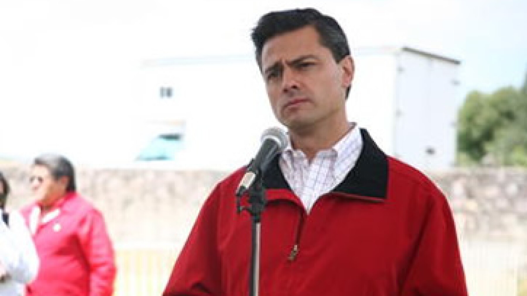 El candidato del PRI a la presidencia 2012 enfrentó fuertes críticas tras haber confundido la obra de Krause con la de Carlos Fuentes, en la FIL de Guadalajara. (Foto: Rodrigo Terreros)