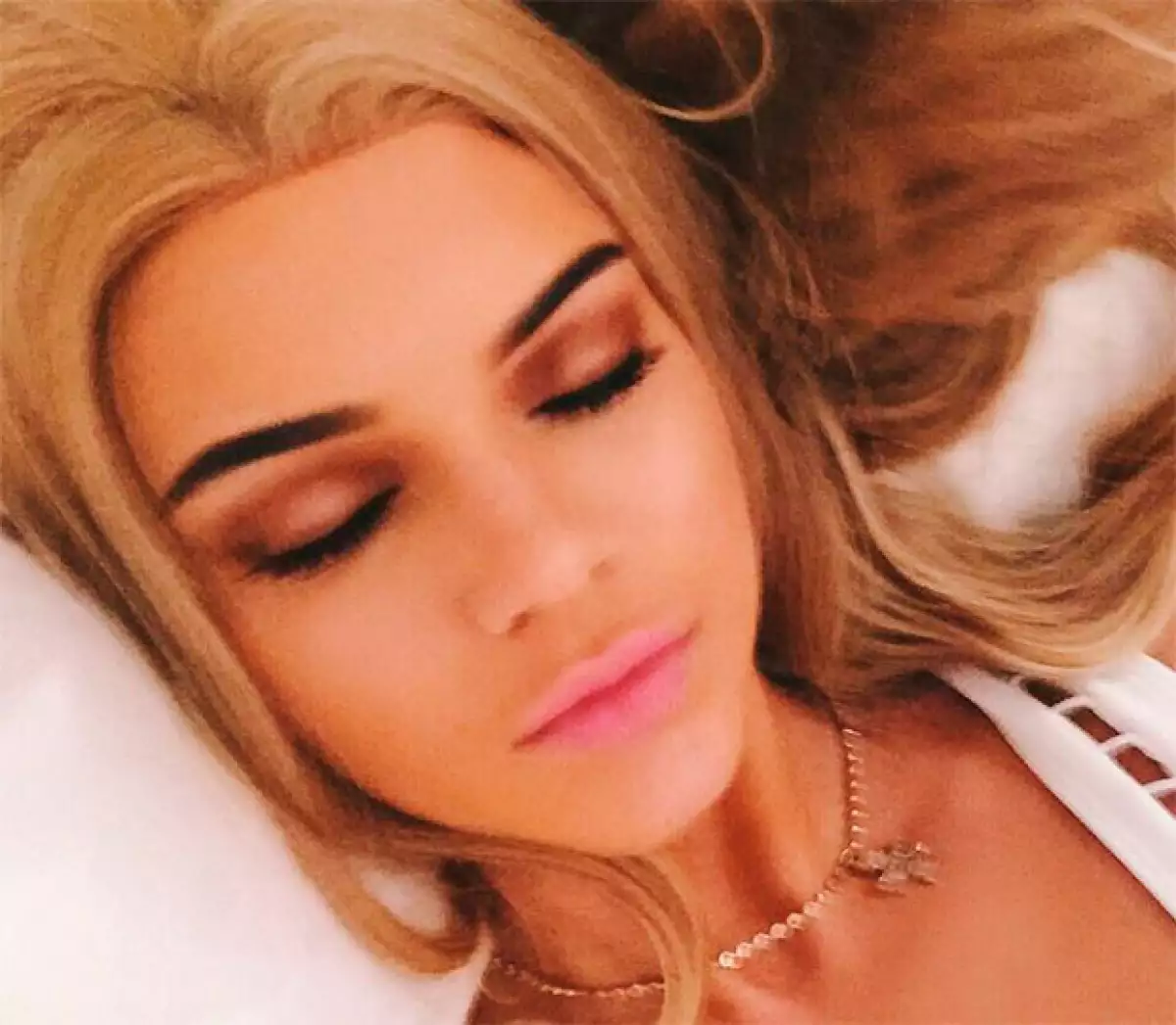 La modelo subió a Instagram dos imágenes en las que luce una melena clara, ¿será un estilo definitivo?