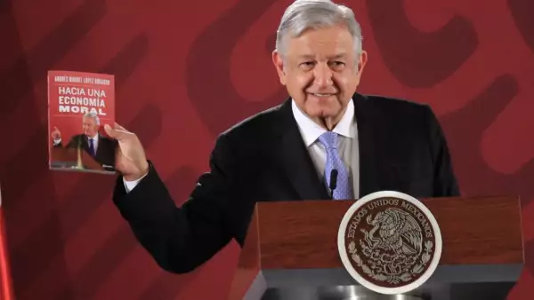 CIUDAD DE MÉXICO, 19NOVIEMBRE2019.- Andrés Manuel López Obrador, presidente de México, durante la conferencia matutina diaria en el Palacio Nacional. En la imagen el presidente mostró su más reciente libro Hacía una economía Moral. 
FOTO: ANDREA MURCIA /CUARTOSCURO.COM