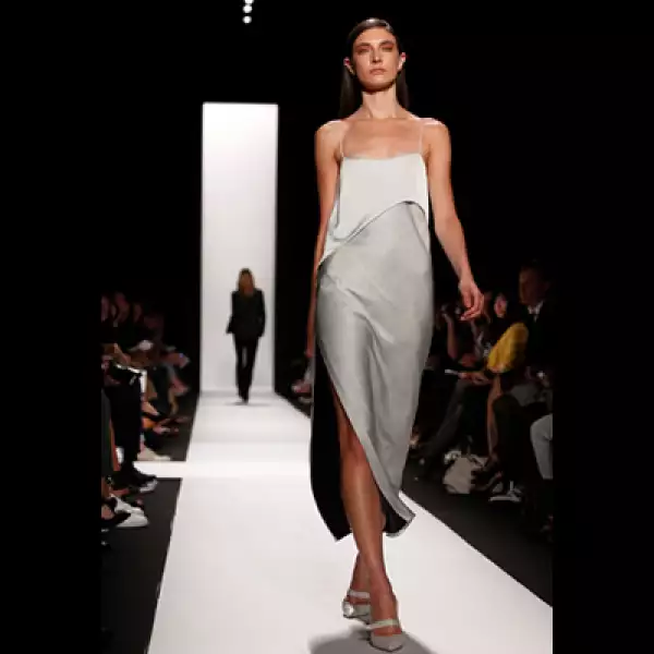 El diseñador de origen cubano usó además telas color champaña, siguiendo la tendencia de los tonos claros.