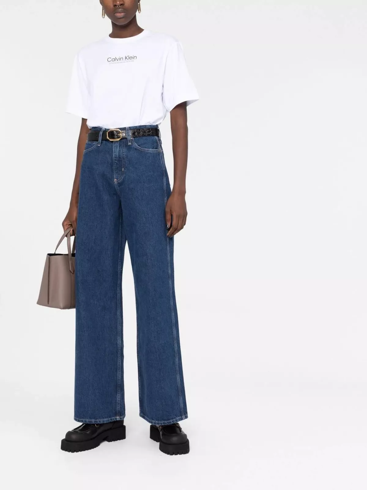 jeans-acampanados-tendencia-2023.jpg