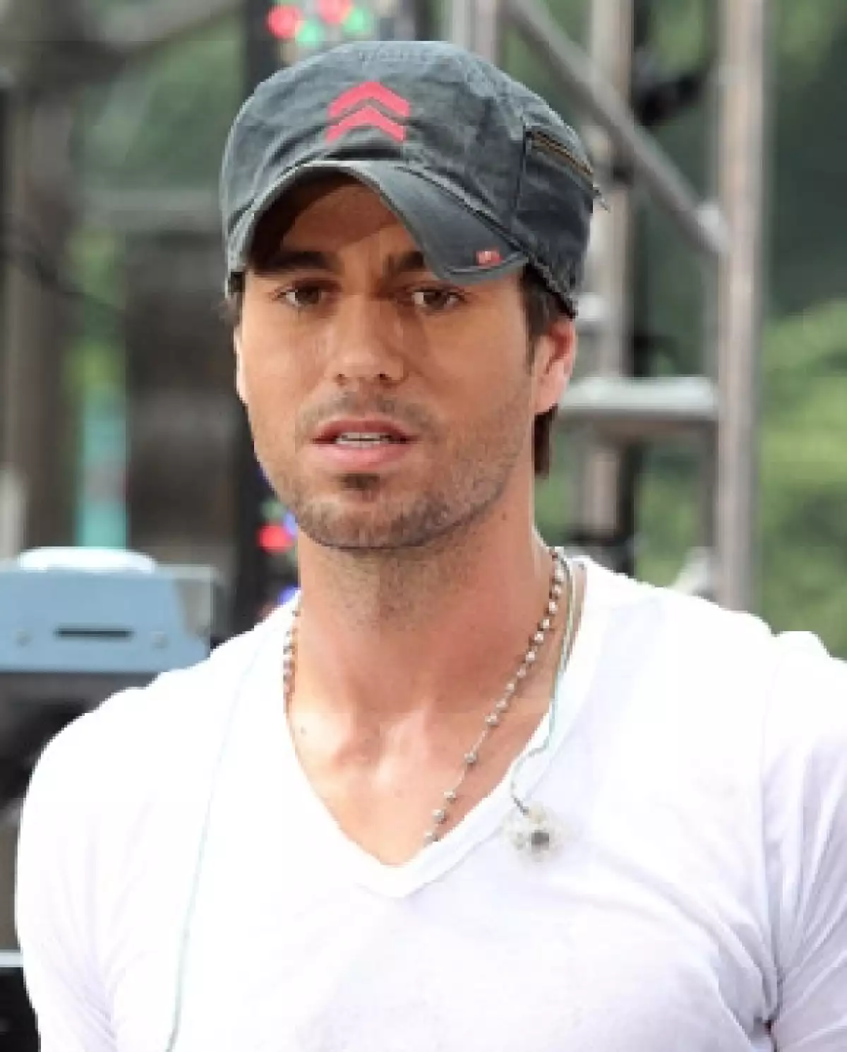 El cantante español no podrá cumplir su promesa de esquiar sin ropa, pues podría ser arrestado por las autoridades de Miami.