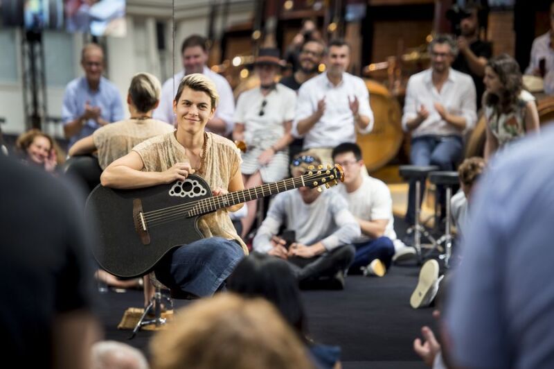 La guitarrista Kaki King presentó una pieza especial.