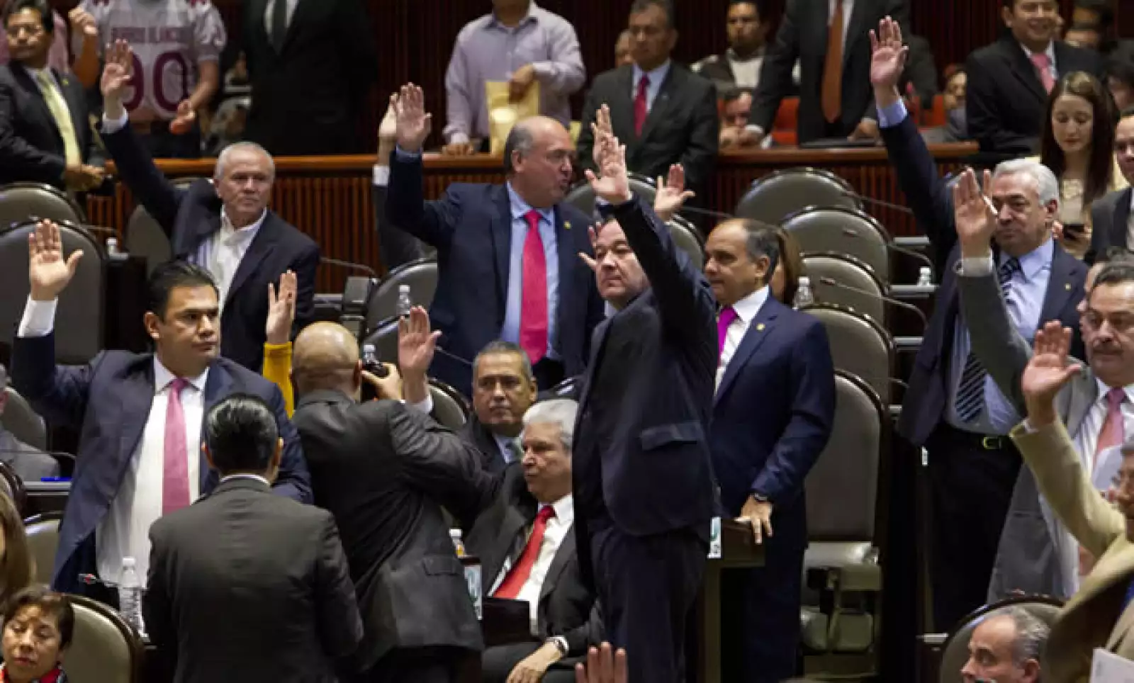 La ley de Hidrocarburos fue aprobada en lo general por 330 votos a favor y 129 en contra. Los diputados de izquierda entonaron el himno nacional y consignas contra la reforma energética, mientras que sus pares del PRI y PAN contestaban con el grito ‘Méxic