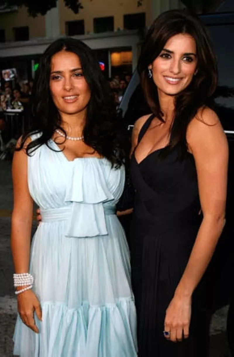 Aunque sabemos que mantienen una linda amistad, no habíamos vuelto a verlas juntas en la pantalla grande hasta ahora, que han decidido hacer un nuevo proyecto que corra mejor suerte que `Bandidas´.