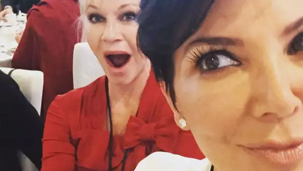 La ex pareja de Caitlyn Jenner y su amiga Melanie Griffith asistieron como invitadas al cumpleaños número 80 del líder budista en California.