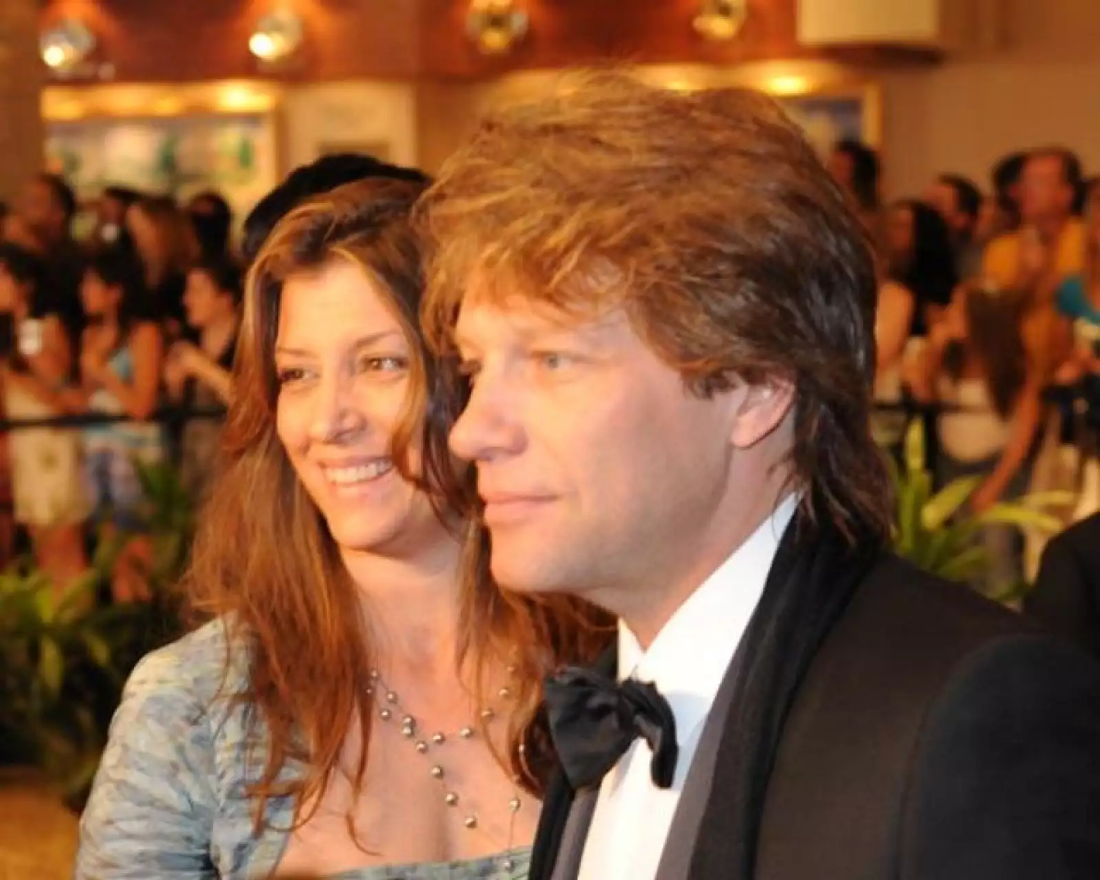 El cantante Jon Bon Jovi se hizo acompañar por su esposa Dorothea.