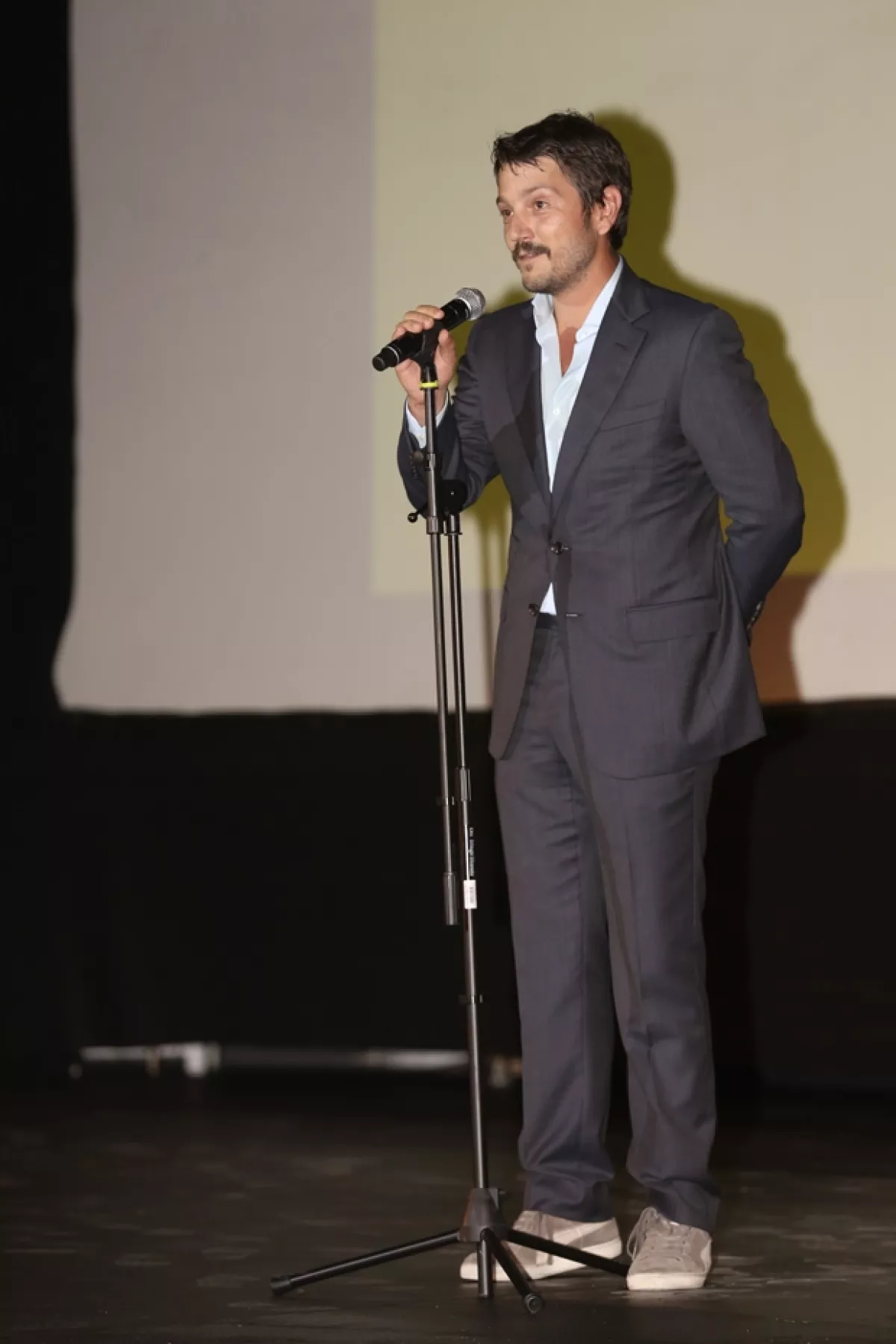 Diego Luna tuvo una pequeña pero bien recibida participación en el primer día del festival de cine.