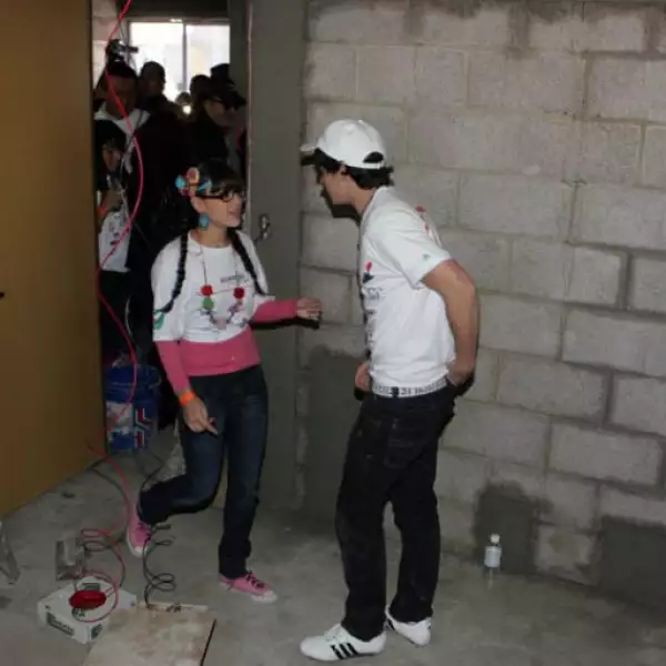 Eleazar Gómez y Danna Paola viendo qué podían hacer en una de las viviendas.