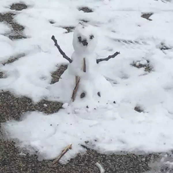 Amy Schumer sacó a su niña interior para hacer un mono de nieve.