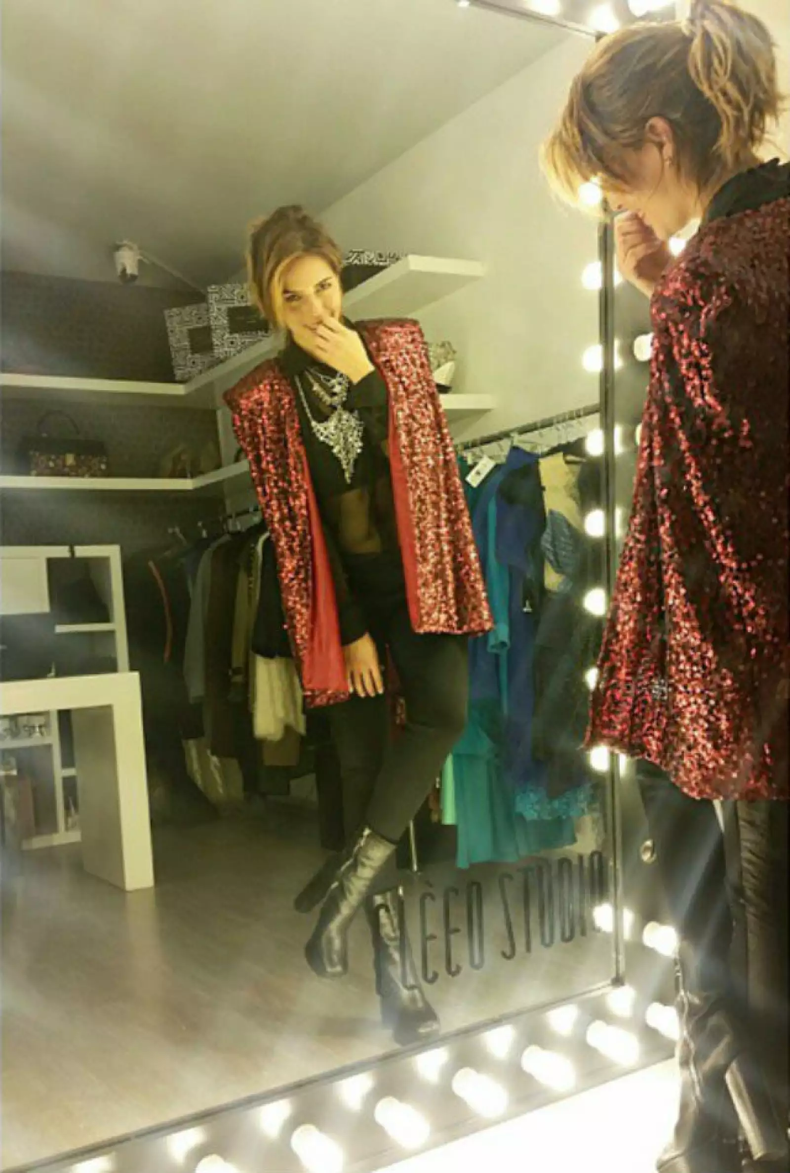 El glamoroso look de Claudia Álvarez, sacado de su showroom, consiste en capa de lentejuelas roja, jeans de neopreno y blusa negra de gasa.