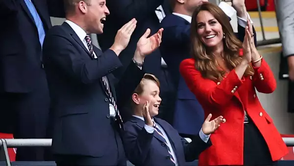 El príncipe George acompañó a sus padres, William y Kate, por primera vez a un encuentro de futbol. 