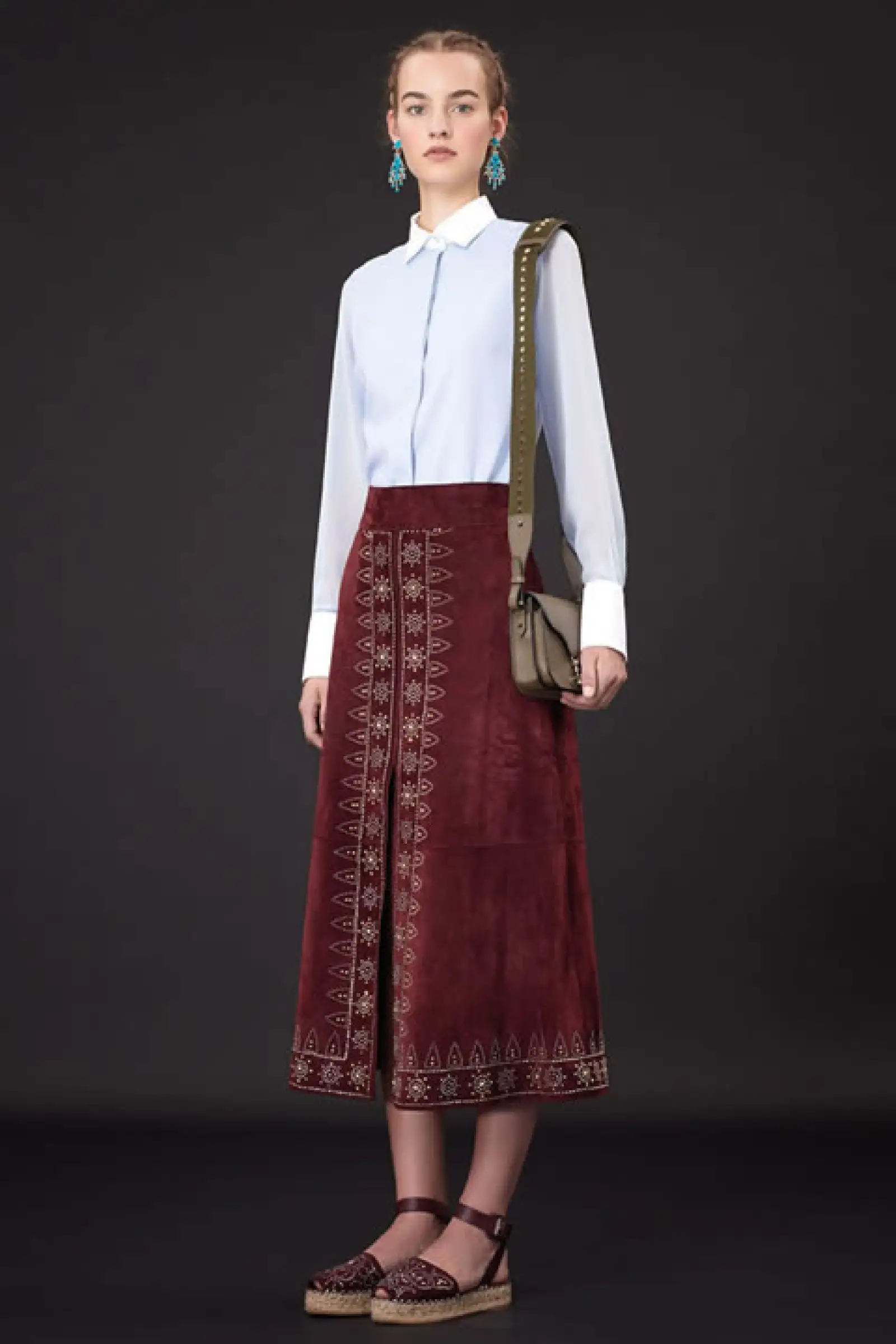 Las faldas a la altura del tobillo siguen en tendencia. Lleva la propuesta de Valentino en Pre Fall en el tono del año.
