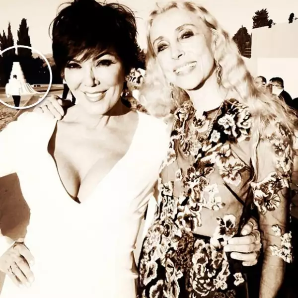 En esta imagen puede apreciarse el sexy outfit de la mamá de la novia y además el espectacular pastel que degustaron los invitados.