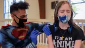 Canadá aprobó el miércoles el uso de la vacuna de Pfizer-BioNTech contra el COVID-19 a partir de los 12 años, convirtiéndose en el primer país en autorizarla para personas tan jóvenes. Estados Unidos y la Unión Europea también está evaluando aprobar la vacunación para adolescentes.