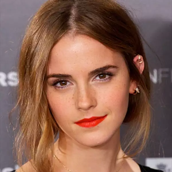 Después de no haber visto a Emma Watson en la alfombra roja por varios meses, nos emocionó verla en el photocall de `Regression´ en Madrid. Llegó el pelo en un messy bun, los ojos con puro rímel y los labios con un rojo intenso.