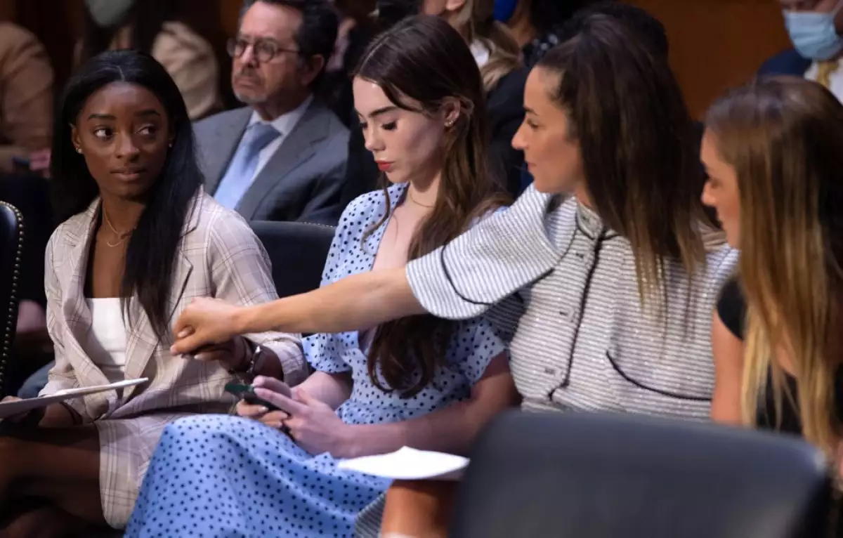 Foto de archivo de septiembre de 2021 que muestra a las gimnastas olímpicas estadounidenses Simone Biles, McKayla Maroney, Aly Raisman y Maggie Nichols en Capitol Hill, declarando en contra de Larry Nassar.