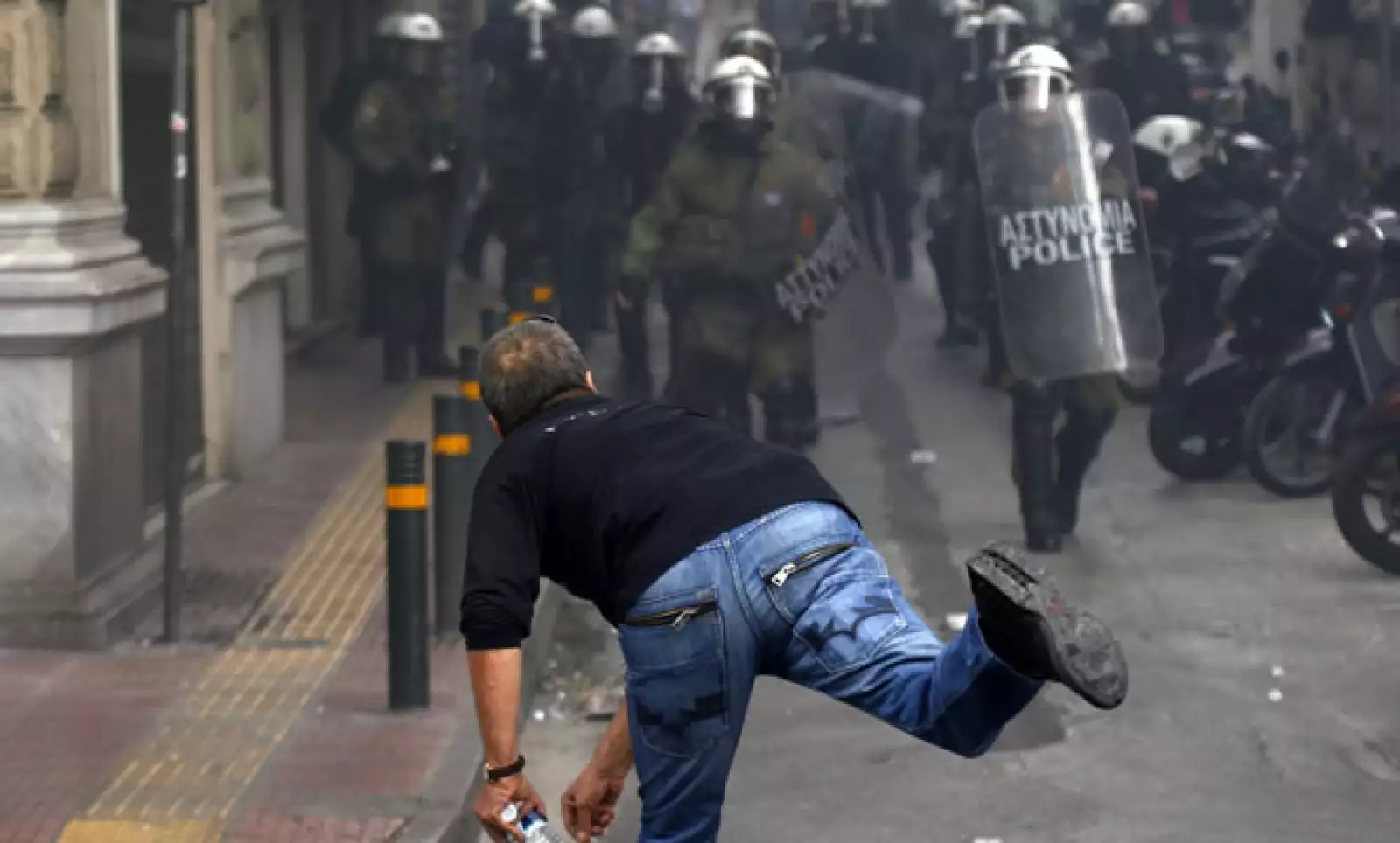 Algunos manifestantes arrojaron piedras, botellas y palos a la policía e intentaron pasar una barricada colocada para proteger a Merkel y a su delegación.