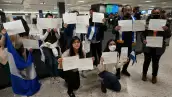 Activistas sostienen carteles con los nombres de algunos de los más de 200 presos políticos liberados de Nicaragua, mientras esperan su llegada al Aeropuerto Internacional Dulles en Virginia, en las afueras de Washington, EE. UU., el 9 de febrero de 2023. REUTERS/Kevin Lamarque