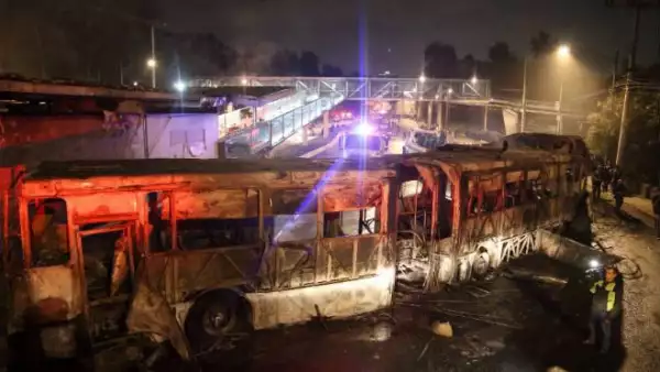 Metrob�s y estaci�n incendiados