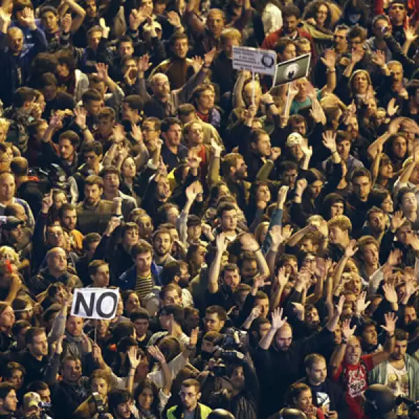 Miles de personas se reunieron en la Plaza de Neptuno para hacer una cadena humana.