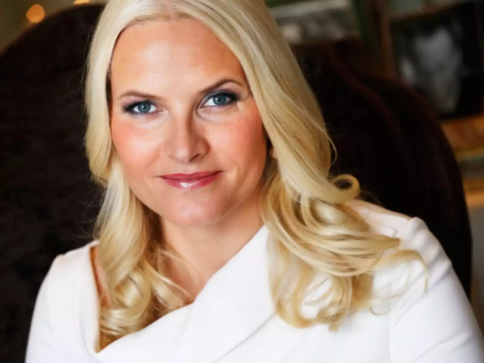 Mette-Marit, esposa del príncipe heredero, es de origen plebeyo.