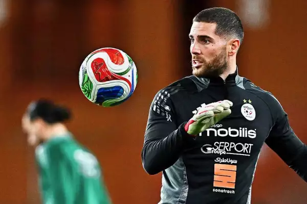 Luca Zidane de Argelia es visto en acción durante una sesión de calentamiento antes del inicio en un partido amistoso internacional entre Argelia y Guatemala en el Stadio Luigi Ferraris el 27 de marzo de 2026 en Génova, Italia