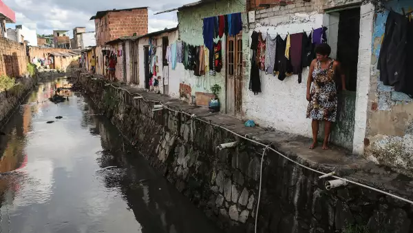 El surfista brasileño Carlos Burle llevó por primera vez en la historia la antorcha olímpica a través de las aguas de Maracaípe, Brasil . 